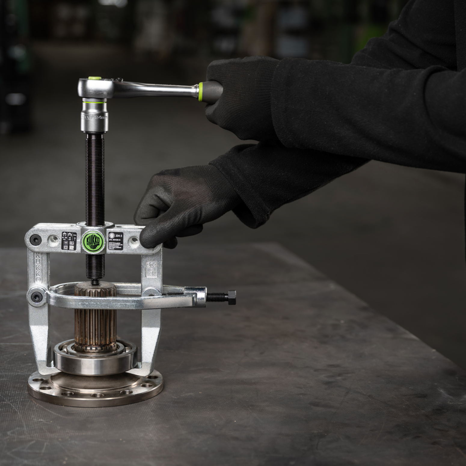 Kukko 204-2 | 2-jaw bearing puller with side clamp, up to 100 mm spread, 100 mm reach